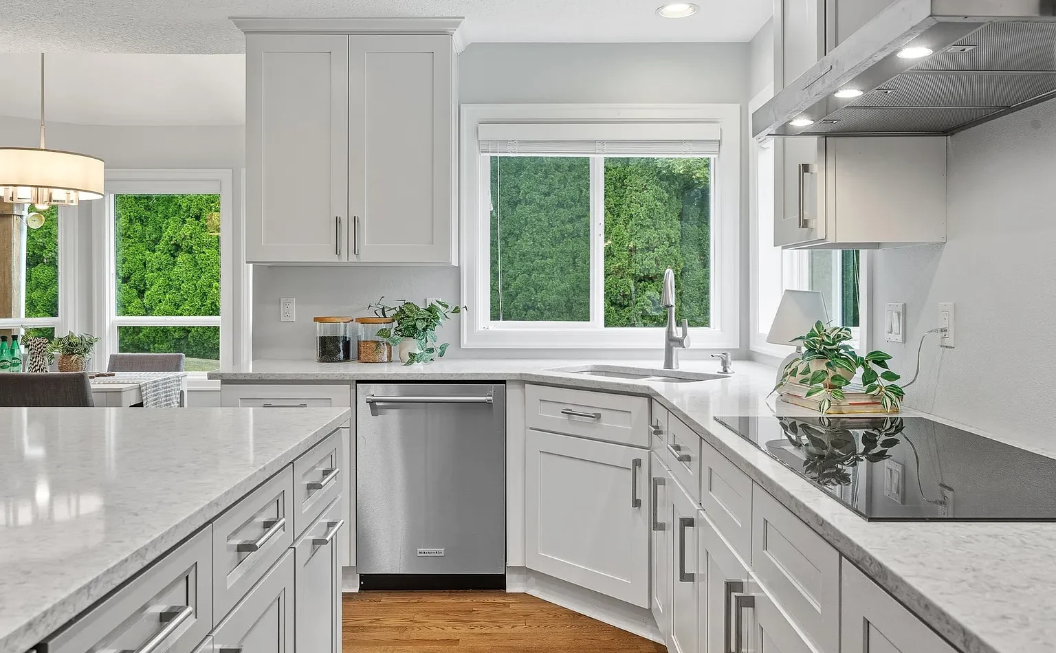 Professionally cleaned kitchen by Royalty House Cleaning